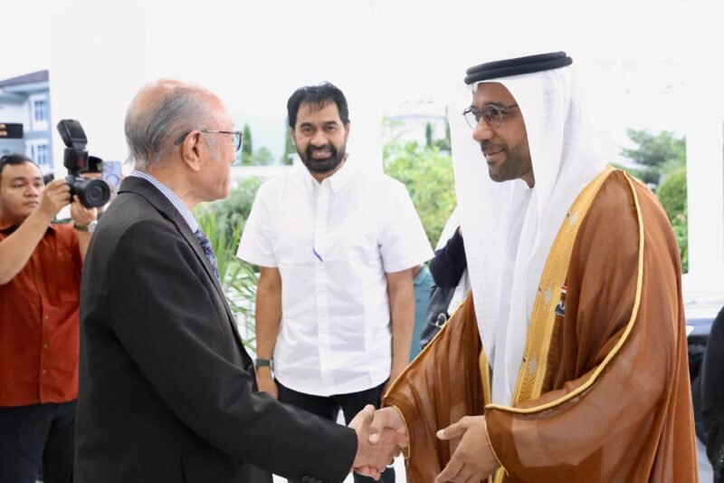 Gubernur Aceh, Muzakir Manaf, mendapingi Wali Nanggroe, Malik Mahmud Alhytar, menjamu buka puasa Duta Besar Uni Emirat Arab (UEA) Untuk Republik Indonesia, H.E.Abdulla Salem Al Dhaheri, Direktur Mubadala Energy Indonesia, Abdulla Bu Ali, dan rombongan, di Meuligoe Wali Nanggroe, Minggu, (09/03/2025). Foto: Dok. Prokopim Setda Aceh
