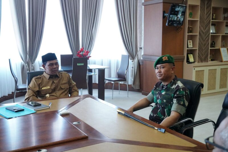 Bupati Aceh Besar Muharram Idris menerima audiensi Komandan Yonif 117/Ksatria Yuda, Letkol Inf S.Kembaren SE MIP di ruang kerjanya, Kota Jantho, Senin (10/03/2025). Foto: Dok. MC Aceh Besar
