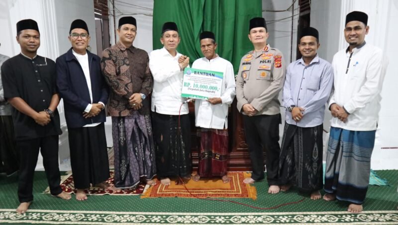 Bupati dan Wakil Bupati Pidie Jaya Gelar Safari Ramadhan, Serahkan Bantuan untuk Masjid. Foto: Dok. Ist