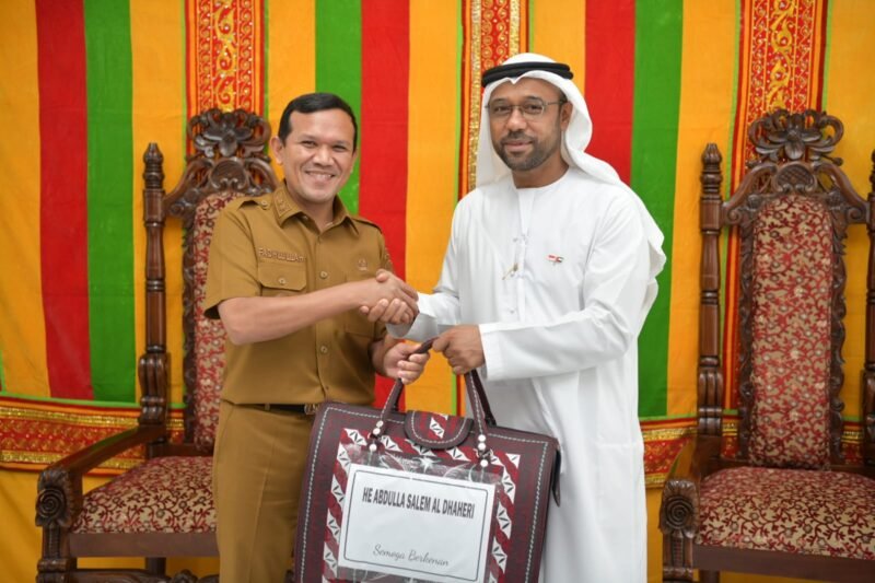 Wakil Gubernur Aceh, Fadhlullah, SE
Menyerahkan Cenderamata kepada Duta Besar Uni Emirat Arab (UEA) Untuk Republik Indonesia, H.E.Abdulla Salem Al Dhaheri, sekaligus mengantar keberangkatan ke Jakarta di Bandara Sultan Iskandar Muda, Blang Bintang, Selasa, (11/03/2025). Foto: Dok. Prokopim Setda Aceh