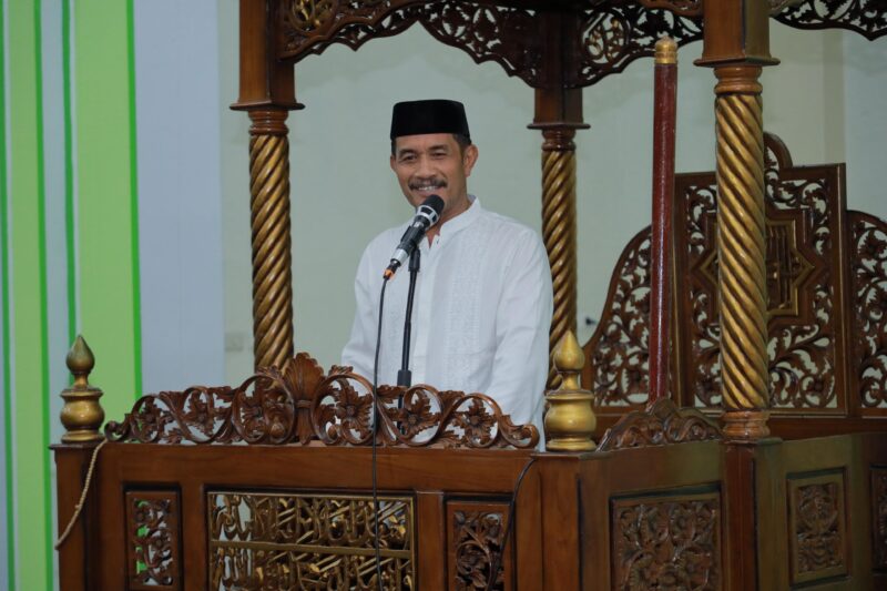 Wakil Bupati Aceh Besar Drs H Syukri memimpin kegiatan Safari Ramadhan 1446 H di Masjid Nurul Huda, Cot Karieng, Kecamatan Blang Bintang, Selasa (11/3/2025) malam. Foto: Dok. MC Aceh Besar