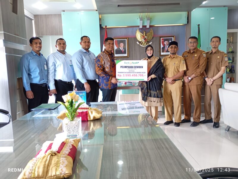 Bank Aceh memberikan dividen sebesar Rp 2.590.456.799 kepada Pemerintah Kota Banda Aceh untuk tahun buku 2024. Foto: Humas Bank Aceh