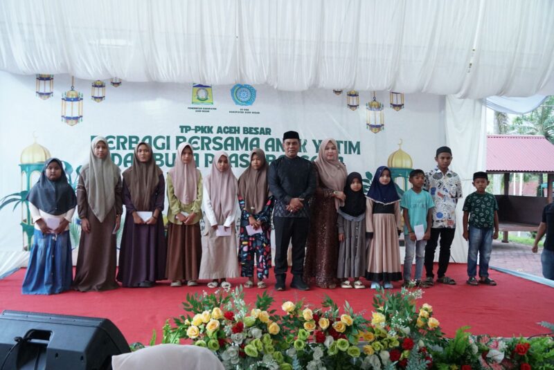 Bupati Aceh Besar H Muharram Idris bersama Istri Rita Mayasari foto bersama dengan anak yatim usai menyerahkan santunan, di Meuligo Aceh Besar, Kota Jantho, Kamis (14/3/2025) sore. Foto: Dok. MC Aceh Besar