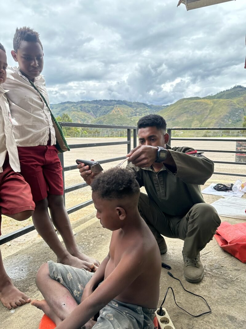 Lewat Cukur Gratis, Satgas Damai Cartenz Jalin Kedekatan dengan Anak-anak di Lanny Jaya. Foto: Dok. Humas Polda Aceh