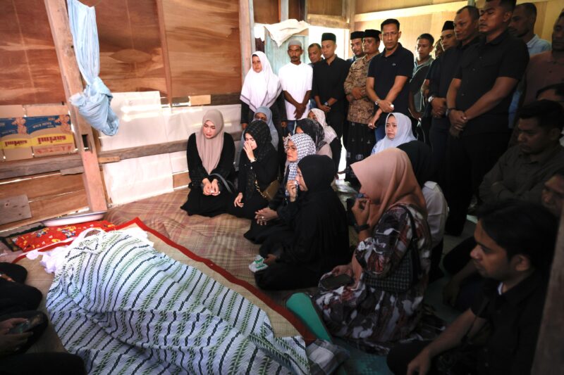 Istri Gubernur Aceh, Marlina Muzakir, melayat ke rumah duka almarhum supir pribadinya Muhammad Zaini yang meninggal dunia, di Gampong Keutapang Bambong, Kecamatan Delima, Kabupaten Pidie, Sabtu, (15/3/2025). Foto: Dok. Prokopim Setda Aceh