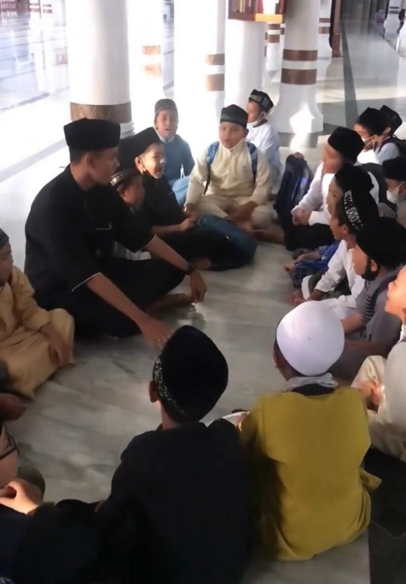 Mengenal Briptu Kevin Hidayatullah, Polisi di Aceh yang Aktif Mengajar Ngaji di Masjid Raya Baiturrahman. Foto: Dok. Humas Polda Aceh