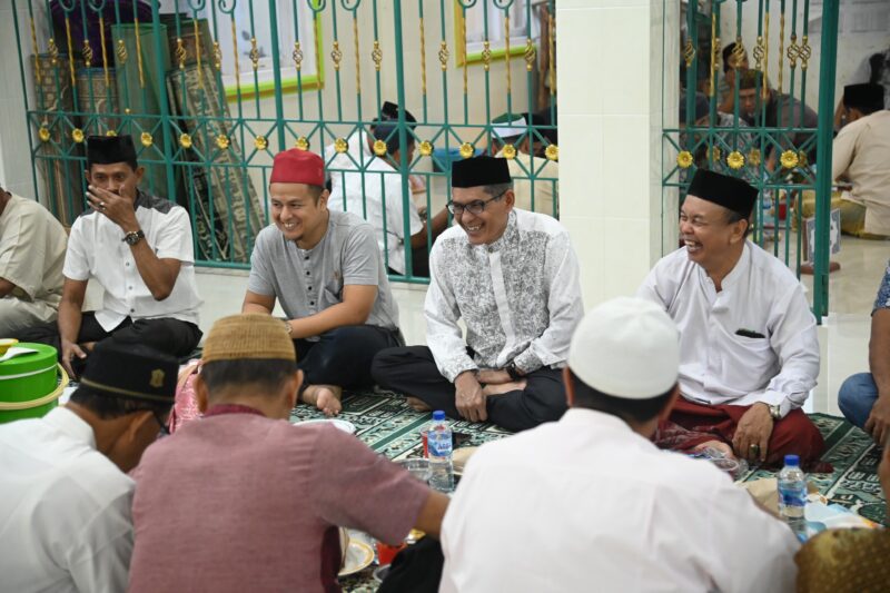 Asisten III Sekdakab Aceh Besar Jamaluddin, S.Sos, MM, menghadiri buka puasa bersama di Meunasah An Nikmah, Dusun Aron, Gampong Gue Gajah, Kecamatan Darul Imarah, Aceh Besar, pada Sabtu (15/3/2025). Foto: Dok. MC Aceh Besar
