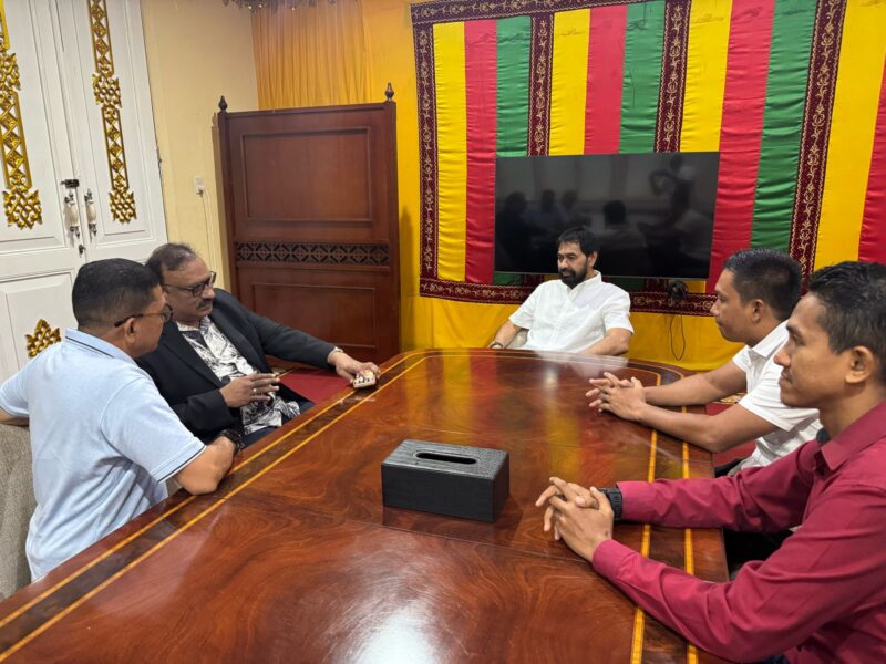 Gubernur Aceh, Muzakir Manaf, menggelar pertemuan dengan investor asal Malaysia yang bergerak di bidang kesehatan, Dr. Fetrix, pada Sabtu (15/3). Pertemuan yang berlangsung di Ruang Adat, Meuligoe Gubernur Aceh, Banda Aceh, ini membahas sejumlah agenda strategis terkait peningkatan layanan kesehatan di Aceh. Foto: Dok. Prokopim Setda Aceh