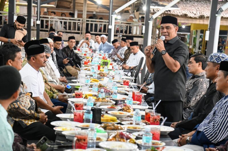Bupati Aceh Besar H Syech Muharram Idris menyampaikan sambutan dalam acara buka puasa bersama Ikatan Cendikiawan Muslim Indonesia (ICMI) Aceh Besar di Rumah Makan Cut Bit, Gampong Bueng Bakjok, Kecamatan Kuta Baro, Aceh Besar, Sabtu (15/03/2025). Foto: Dok. MC Aceh Besar