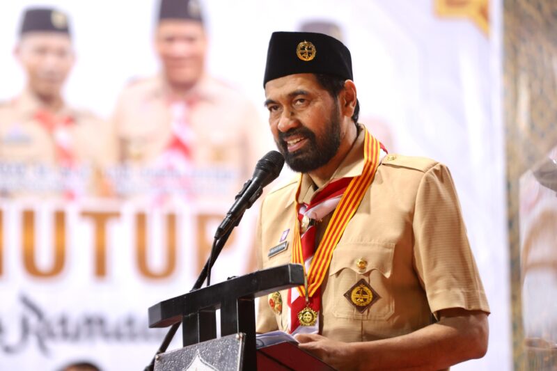Gubernur Aceh, H. Muzakir Manaf,  saat memberi sambutan sekaligus meyerahkan piala bergilir pada penutupan Musabaqah Tunas Ramadan XXIV Tahun 2025, di Lapangan Pendidikan Aceh Barat, Sabtu (15/3/2025). Foto: Dok. Prokopim Setda Aceh