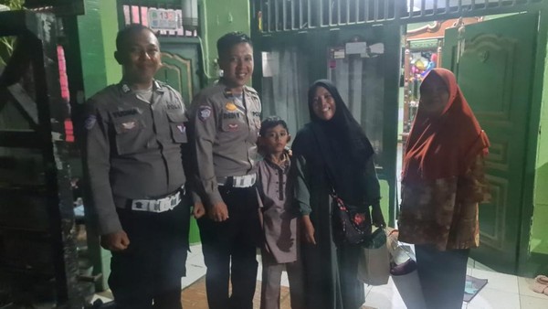 Aksi Mulia Polisi Bantu Ibu-Anak yang Kehabisan Tiket Bus Mudik. Foto: Dok. Humas Polda Aceh