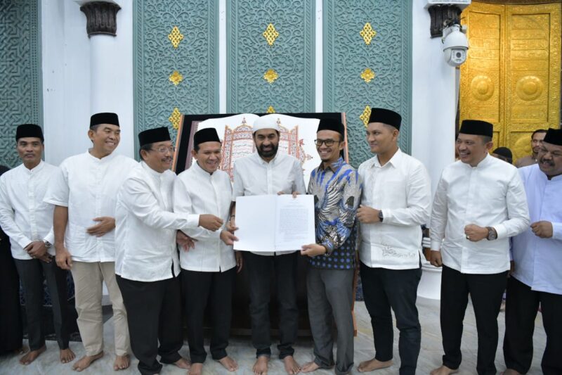 Gubernur Aceh, Muzakir Manaf didampingi Wagub Aceh, Fadhlullah, SE menerima Duplikat Mushaf Al-Qur'an dari Kepala Bank Indonesia, Agus Chusaini yang disalin oleh 30 kaligrafi Aceh selama 12 hari serta menyerahkannya kepada Imam Besar Masjid Raya Baiturrahman, Banda Aceh, Minggu, (16/03/2025). Foto: Dok. Prokopim Setda Aceh