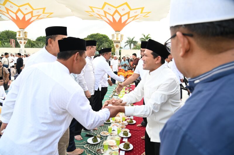 Bupati Aceh Besar H Syech Muharram Idris menyambut kedatangan Wagub Aceh H. Fadhlullah, S.E dalam acara buka puasa bersama di halaman Masjid Raya Baiturrahman, Banda Aceh, Minggu (16/03/2025) sore. Foto: Dok. MC Aceh Besar