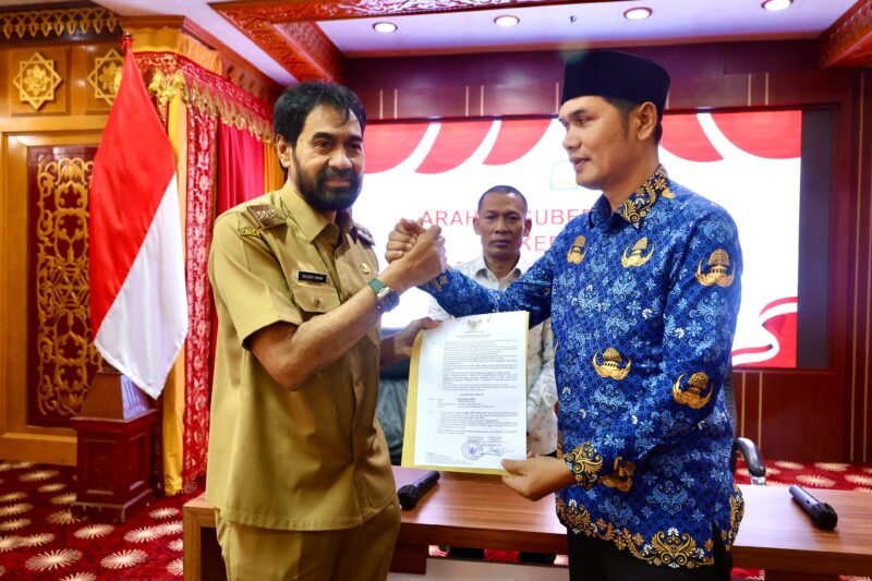 Gubernur Aceh, H. Muzakir Manaf, menyerahkan SK Plt Sekda Aceh kepada Kadispora Aceh, M Nasir, di Meuligoe Gubernur Aceh, Senin (17//3/2025). Foto: Dok. Prokopim Setda Aceh