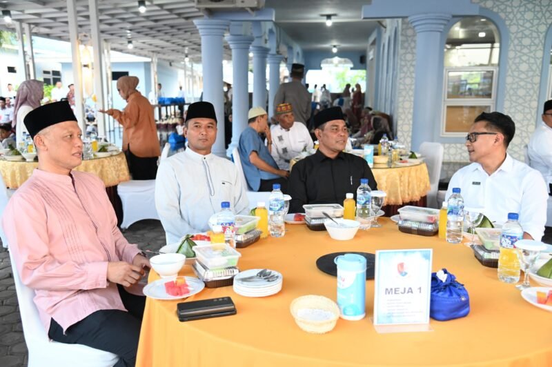 Bupati Aceh Besar H Syech Muharram Idris didampingi Danlanud SIM Kolonel Pnb, Hartarno Edi Sasmoyo, M.Han menyerahkan Al-Quran kepada pengurus Masjid Almuhajirin dalam acara buka puasa bersama Masjid Almuhajirin Lanud SIM, Kecamatan Blang Bintang, Aceh Besar, Senin (17/03/2025) sore. Foto: Dok. MC Aceh Besar