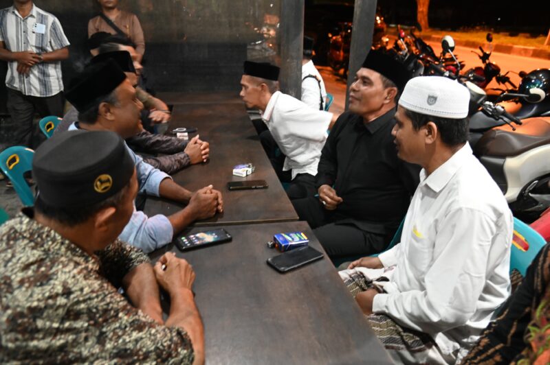 Bupati Aceh Besar H Muharram Idris (Syech Muharram), bersilaturahmi dengan masyarakat Jurong Peujara, di salah satu warung kopi di Gampong Jurong Peujeura, Kecamatan Ingin Jaya, Kabupaten Aceh Besar, Selasa (18/3/2025). Foto: Dok. MC Aceh Besar