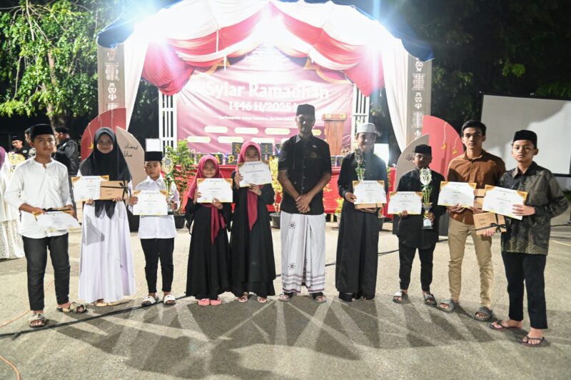 Asisten II Sekdakab Aceh Besar. H. M Ali S.Sos MSi menyerahkan sejumlah hadiah kepada juara lomba Syiar Ramadhan 1446 H di Halaman Masjid Jami
