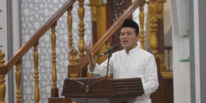 Wakil Gubernur Aceh, Fadhlullah, SE, memberikan sambutan saat memimpin Safari Ramadhan Pemerintah Aceh di Masjid Raya Labui, Kec.Pidie, Kab. Pidie. Foto: Ist