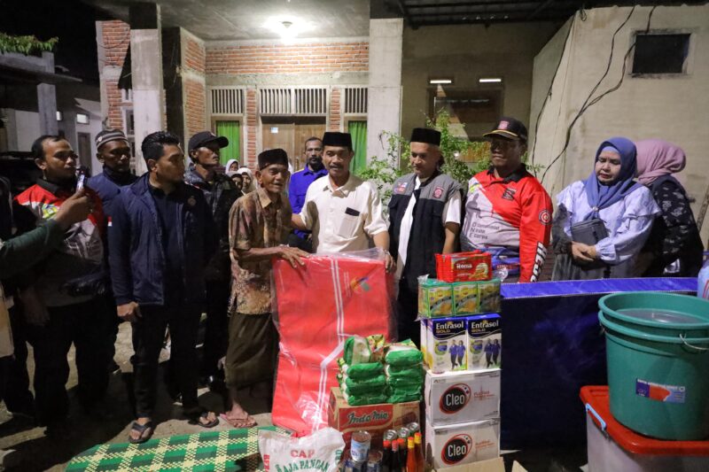 Wakil Bupati Aceh Besar, Drs, Syukri A. Jalil, menyerahkan bantuan masa panik untuk korban kebakaran M Dahlan (75) warga Gampong Lamceu yang terjadi pada Rabu (19/3/2025). Foto: Dok. Prokopim Pemkab Aceh Besar.