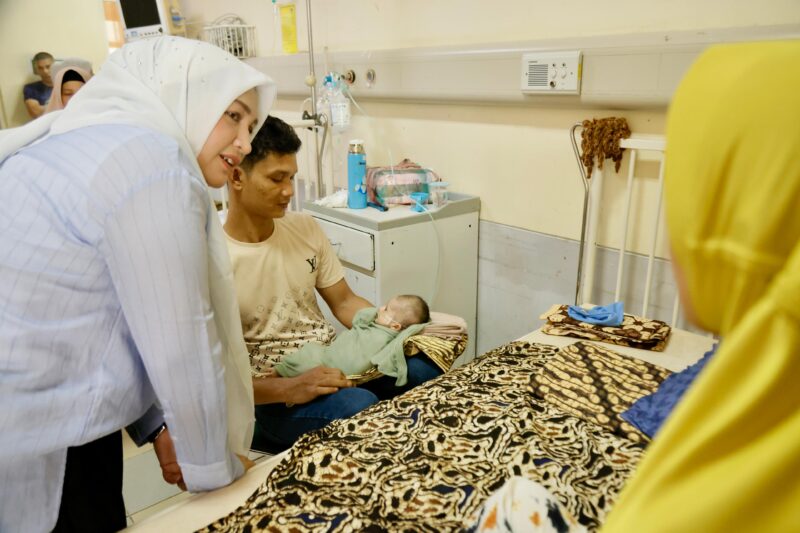 Ketua Tim Penggerak PKK Aceh Marlina Muzakir mengunjungi dan menyantuni pasien bayi yang didiagnosa fimosis
asal Sibreh dan seluruh pasien anak yang dirawat sekamar di Ruang Arafah 1 Rumah Sakit Umum Daerah Zainoel Abidin Banda Aceh, pada Minggu, (23/3/2025). Foto: Dok. Prokopim Setda Aceh