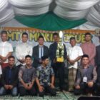 Anggota DPRA, Hasballah SAg menyerahkan piala juara umum kepada Keuchik Gampong Jruek Bak Kreh saat penutupan MTQ Tingkat Kemukiman Jruek, di Masjid Al Mukarramah Jruek, Sabtu (22/3/2025) malam. Foto: Dok. Herman.