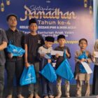 Ketua PWI Aceh, Nasir Nurdin (kiri) dan Juru Bicara Pemerintah Aceh, T. Kamaruzzaman (Ampon Man/kanan) foto bersama dengan anak yatim pada penyerahan santunan di PWI Aceh, Minggu, 23 Maret 2025. Foto: Dok. Abdul Hadi/PWI Aceh