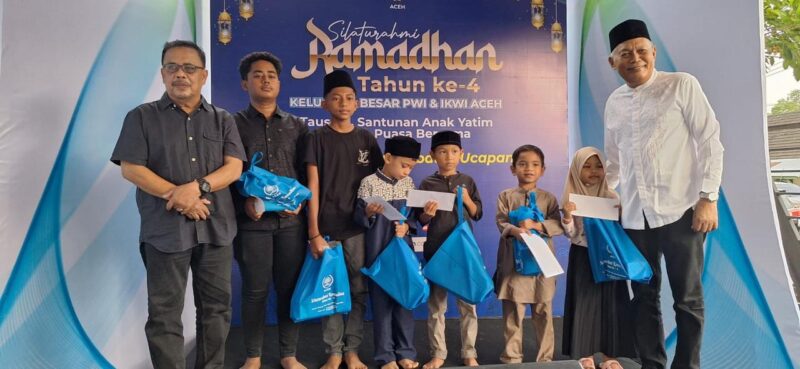 Ketua PWI Aceh, Nasir Nurdin (kiri) dan Juru Bicara Pemerintah Aceh, T. Kamaruzzaman (Ampon Man/kanan) foto bersama dengan anak yatim pada penyerahan santunan di PWI Aceh, Minggu, 23 Maret 2025. Foto: Dok. Abdul Hadi/PWI Aceh