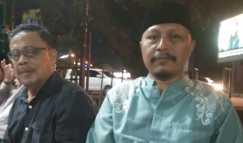 Ketua SPS Aceh, Muktarruddin Usman (kanan) dan Ketua PWI Aceh, Nasir Nurdin ngopi bareng di Sekber Jurnalis Aceh, Banda Aceh, Ahad, 23 Maret 2025 malam. Foto: Dok SPS Aceh