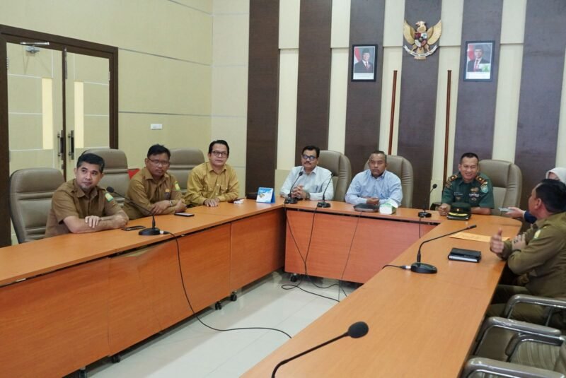 Asisten Il Sekdakab Aceh Besar HM Ali S.Sos M.Si bersama unsur Forkopimda mengikuti Rapat Koordinasi bersama Kementerian Dalam Negeri secara virtual di Kantor Bupati Aceh Besar, Kota Jantho, Senin (24/03/2025). Foto: Dok. MC Aceh Besar