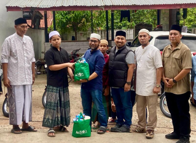 Kepala Cabang Bank Aceh Kota Jantho, Afzal Ilmi, bersama Komunitas Go-King, menyerahkan paket sembako untuk anak yatim di Dayah Nurul Huda, Gampong Ajee Cut, Kecamatan Ingin Jaya, Kabupaten Aceh Besar, Sabtu (29/03/2025). Foto: Dok. Go King