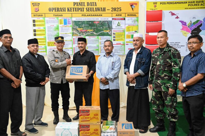 Wabub Aceh Besar, Drs Syukuri A Jalil didampingi unsur Forkopimda dan jajaran Pemkab Aceh Besar, menyerahkan kebutuhan logistik untuk para personel di pos pengamanan Idul Fitri 1446 H, Pos Saree, Kecamatan Lembah Seulawah, Sabtu (29/03/2025) malam. Foto: Dok. MC Aceh Besar
