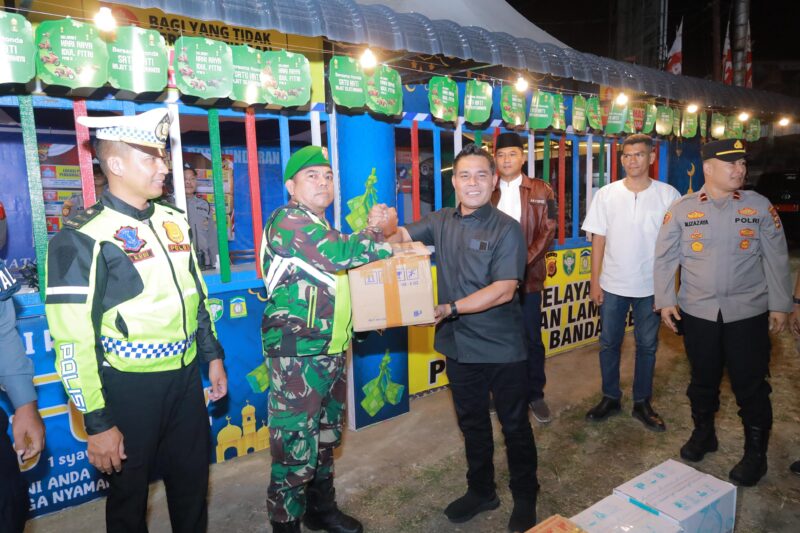 Bupati Aceh Besar, Muharram Idris foto bersama dengan unsur Forkopimda usi menyerahkan logistik kepada petugas pos pelayanan mudik idul fitri 1446 H di Bundaran Lambaro, Kecamatan Ingin Jaya, Aceh Besar, Sabtu (29/3/2025). Foto: Dok. Prokopim Pemkab Aceh Besar