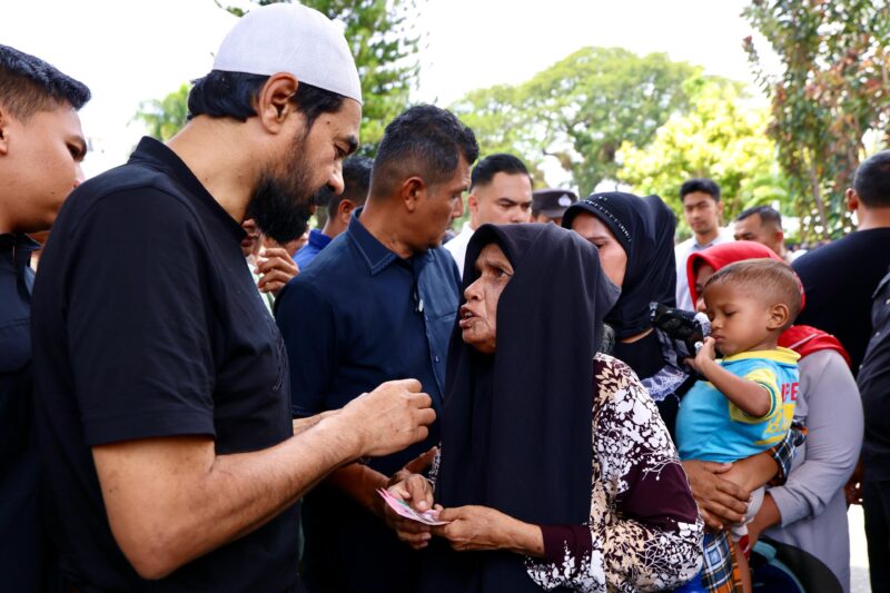 Gubernur Aceh, Muzakir Manaf, menyerahkan santunann untuk fakir miskin di Meuligoe Gubernur Aceh, Minggu, (30/3/2025). Biro Prokopim Setda Aceh