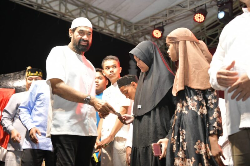 Gubernur Aceh, Muzakir Manaf Bersama Wagub Aceh, Fadhlullah, SE menyerahkan Santunan Kepada Anak Yatim dan Disabilitas pada kegiatan Musabaqah Pawai Takbir Idul Fitri 1446H/2025 M diHalaman Depan Masjid Raya Baiturrahman, Banda Aceh, Minggu, (30/03/2025). Foto: Dok. Prokopim Setda Aceh