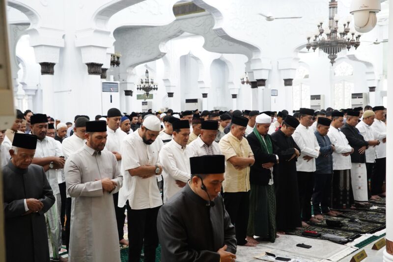 Gubernur Aceh Muzakir Manaf, bersama Wakil Gubernur Aceh Fadhlullah unsur Forkopimda Aceh dan masyarakat, melaksanakan Shalat Tahiyatul Masjid dan Shalat Idul Fitri 1446 Hijriyah, di Masjid Raya Baiturrahman, Banda Aceh, Senin (31/3/2025). Foto: Dok. Prokopim Setda Aceh
