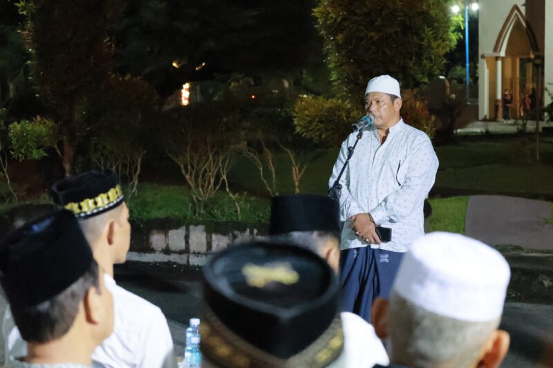 Plt Sekretaris Daerah (Sekda) Bahrul Jamil,SSos MSi sedang memberikan sambutan pada acara pelepasan peserta pawai takbir keliling, di Halaman Masjid Al Munawarah Kota Jantho, Minggu (30/03/2025) malam. Foto: Dok. MC Aceh Besar