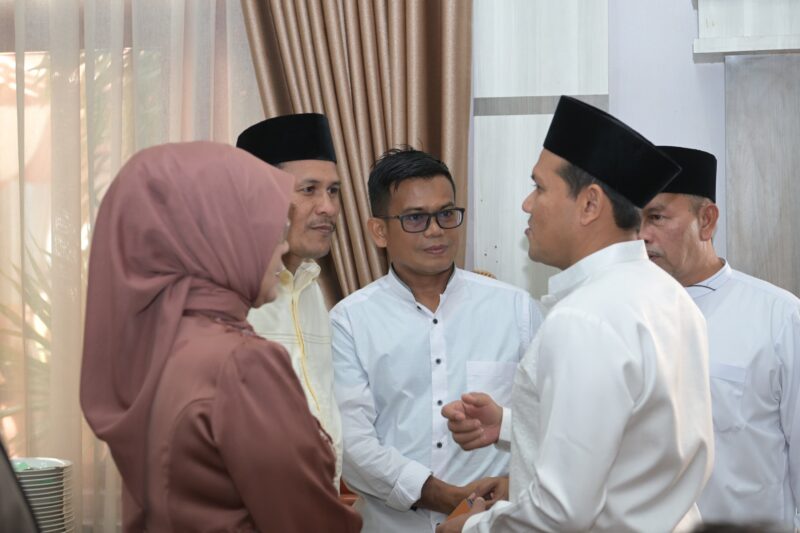Wakil Gubernur Aceh Fadhlullah bersama sang istri Mukarramah, menyambut para tamu dengan senyum ramah. Suasana khidmad dan penuh keakraban menaungi Rumah Dinas Wagub hari ini, Senin (31/3/2025). Foto: Dok. Prokopim Setda Aceh