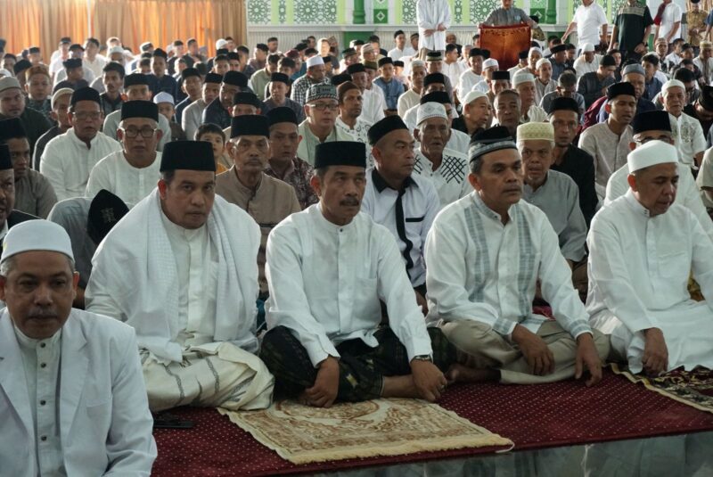 Wakil Bupati Aceh Besar, Drs. Syukri A. Jalil bersama unsur Forkopimda, Plt Sekda Bahrul Jamil SSos MSi, para kepaa OPD dan ASN Pemkab Aceh Besar serta seribuan masyarakat Shalat Idul Fitri 1446 Hijriah, di Masjid Agung Al-Munawwarah, Kota Jantho, Aceh Besar, Senin (31/3/2025). Foto: Dok. MC Aceh Besar