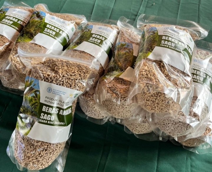 (Produk analog beras dari olahan sagu Masyarakat Adat Yoboi yang dijajakan dalam Festival Sagu di Kampung Adat Yoboi, Jayapura, Sabtu (01/03). Festival ini merupakan hasil kerja sama Organisasi Pangan dan Pertanian Persatuan Bangsa-Bangsa (FAO) dengan Masyarakat Adat Yoboi, Simforo, dan Babrongko serta Analisis Papua Strategis guna memperluas jangkauan pasar hasil olahan sagu lokal.(Foto : FAO).