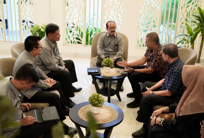 Kakanwil Kemenkum Aceh, Meurah Budiman (Tengah) Saat Monitoring dan Evaluasi Layanan Administrasi Hukum Umum (AHU) di Kabupaten Aceh Barat Daya, Selasa (12/3/2025). (Foto : NOA.co.id/HO-Humas Kanwil Kemenkum Aceh).