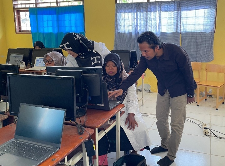 Kegiatan Pelatihan Dasar Canva untuk Guru SMP di Aceh Singkil, Kamis (13/3/2025). (Foto : NOA.co.id/Farid Ismullah).