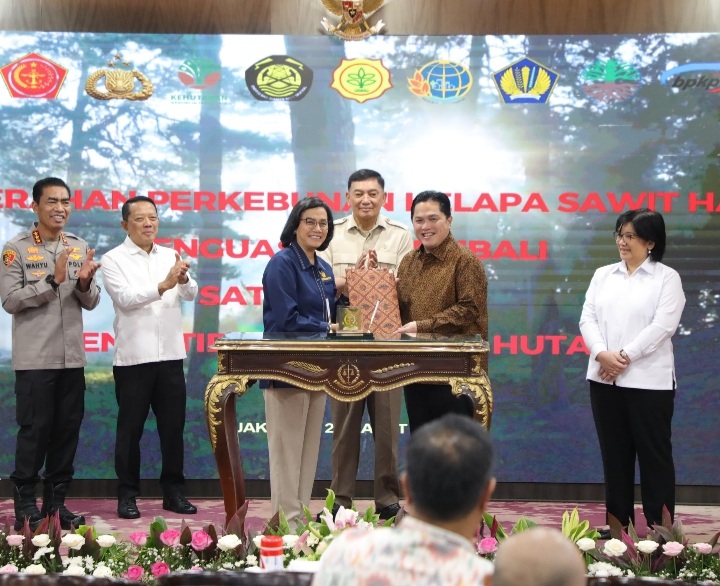 kegiatan simbolis Penyerahan Perkebunan Kelapa Sawit Hasil Penguasaan Kembali Satgas Penertiban Kawasan Hutan kepada Menteri Keuangan dan Menteri BUMN di Gedung Utama Kejaksaaan Agung, Jakarta, Rabu (26/3/2025). (Foto : NOA.co.id/HO-Puspenkum Kejagung RI).