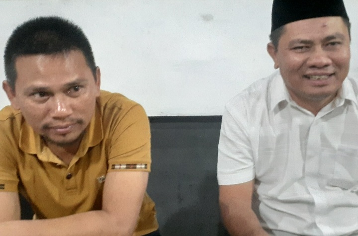 Ketua Komisi II DPRK Aceh Singkil, Juliadi (Pertama Kanan) didampingi sekretaris Komisi II , Warman (Pertama Kiri), Rimo, Aceh Singkil, Kamis (27/3/2025). (Foto : NOA.co.id/Farid Ismullah).