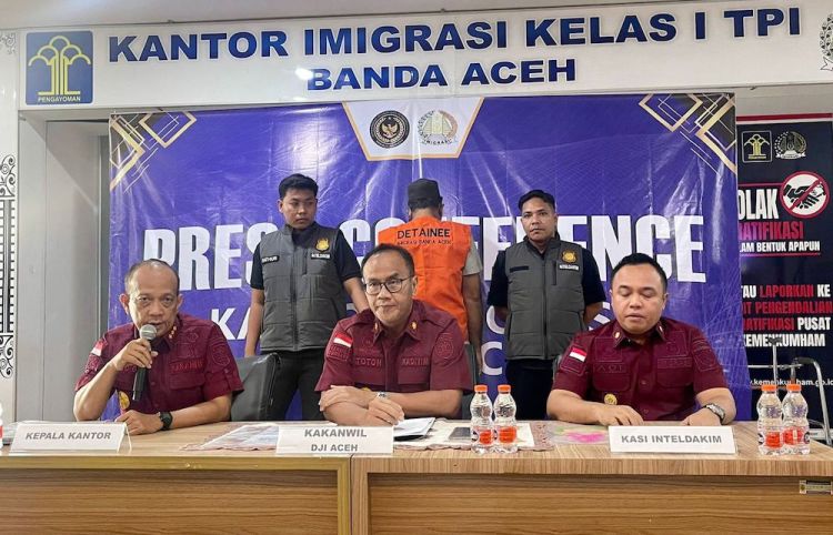 Kakanwil Ditjenim Aceh Novianto Sulastono (tengah) didampingi kepala Kantor Imigrasi Kelas I Banda Aceh Gindo Ginting (Pertama Kiri) saat Konferensi Pers, Banda Aceh, Jumat (31/1/2025). (Foto : Farid Ismullah/NOA.co.id).