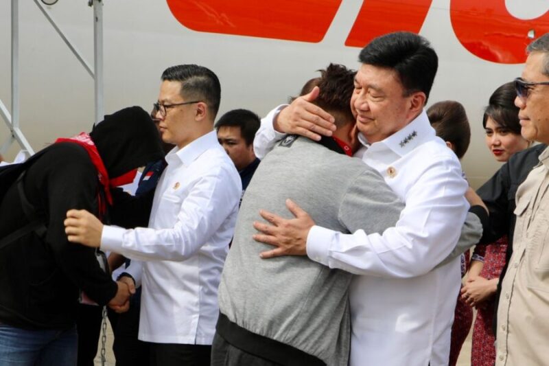 Menko Polkam Budi Gunawan (Kedua Kanan) saat menerima kedatangan 554 WNI Korban TPPO di Bandara Soekarno Hatta, Selasa (18/3/2025). (Foto : NOA.co.id/HO-Kemenko Polkam).