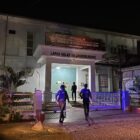 Personel Satsamapta Polres Lhokseumawe melaksanakan patroli malam dengan menyambangi Lapas Kelas IIB Lhokseumawe, dalam rangka menjaga keamanan dan ketertiban, Minggu (16/3/2025).(Foto: NOA.co.id/IST).