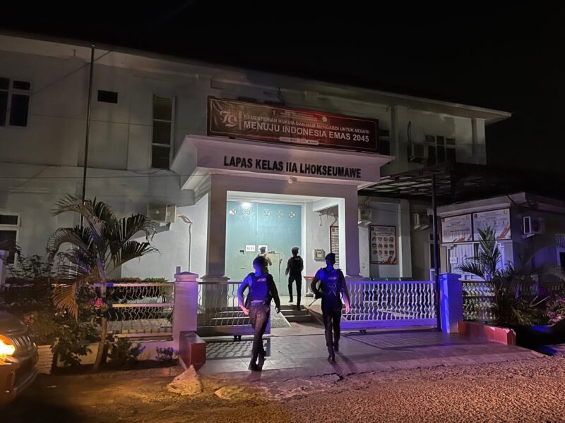 Personel Satsamapta Polres Lhokseumawe melaksanakan patroli malam dengan menyambangi Lapas Kelas IIB Lhokseumawe, dalam rangka menjaga keamanan dan ketertiban, Minggu (16/3/2025).(Foto: NOA.co.id/IST).