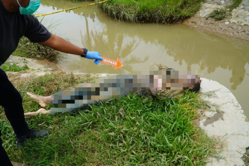 Sosok mayat laki-laki ditemukan di sungai Gampong Pulo Lon, Kecamatan Glumpang Tiga, Kabupaten Pidie, Minggu (23/4/2025) (Foto.Humas Polres Pidie.NOA.co.id)