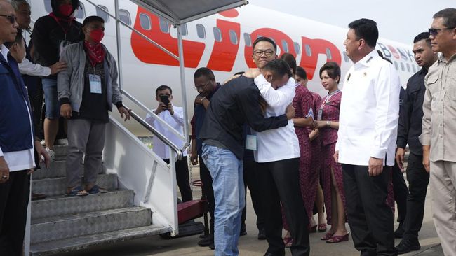 Foto: Menteri Luar Negeri Indonesia Sugiono (Tengah) di dampingi Menteri Koordinator Politik, Hukum, dan Keamanan Budi Gunawan (kedua dari kanan) Saat memeluk warga yang menjadi Korban pusat penipuan Online Scam di Myanmar tiba di Bandara Internasional Soekarno-Hatta di Tangerang, Indonesia, Selasa, 18 Maret 2025. (AP/Tatan Syuflana).