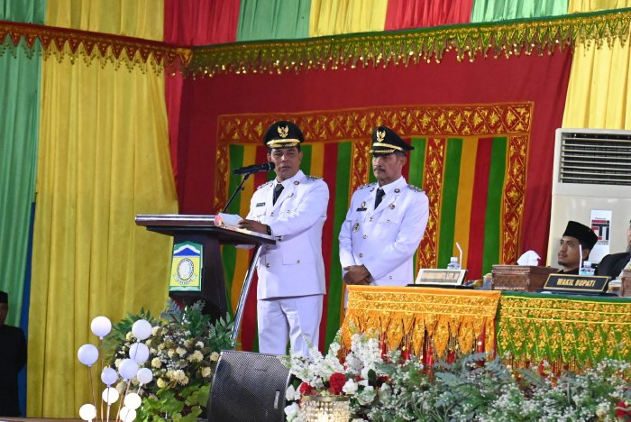 Syech Muharram Idris  dan Syukuri A Jalil sebagai Bupati dan Wakil Bupati Aceh Besar periode 2025-2030 di Gedung JSC, Kota Jantho, Aceh Besar, Rabu (13/2/2025). Foto: Dok. MC Aceh Besar.